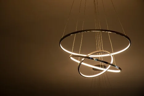 Moderne Deckenlampe mit leuchtenden Ringen